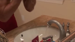 Girlfriend's Mom Sucks Cock in the Bathroom - pornô grátis no GEEZ.TUBE