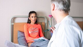 Patient Fucks Doctor’s Tight Pussy - Close-Up Creampie - pornô grátis no GEEZ.TUBE