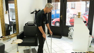 Barber Shop Experience with Czech Girl - gratis porno op GEEZ.TUBE