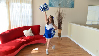 Titta på Fun Sized Cheerleader Cooch på GEEZ.TUBE - de bästa videorna