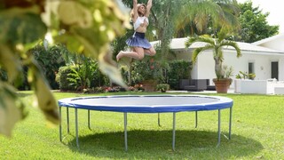 Guarda Trampoline Bouncing with Big Boobs and Twerking su GEEZ.TUBE - i migliori video