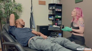 Tattooed Lady Lazarus Gives Dwayne Foxxx a Handjob - GEEZ.TUBE पर मुफ़्त पोर्न