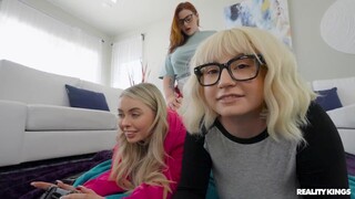 Lesbian Threesome with Glasses and Piercing - pornografie gratuită pe GEEZ.TUBE