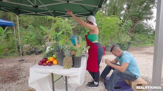 Standing Doggystyle with Trimmed Pussy Roxie Sinner - 在GEEZ.TUBE上的免费色情内容