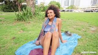 Cowgirl Fucking in Public with Alina Ali - porno gratuito su GEEZ.TUBE