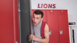 Blowjob and Spanking in Locker Room - porno gratis en GEEZ.TUBE