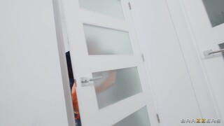 Black and European Guys Fuck Brunette Slut in Bathroom - volné porno na GEEZ.TUBE