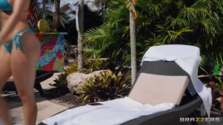 Lesbian Kissing and Fucking by the Hotel Pool - kostenlose Pornos auf GEEZ.TUBE