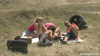 Hardcore Outdoor Action with Blonde and Brunette - porno gratuito su GEEZ.TUBE