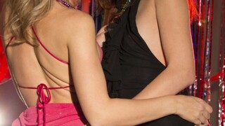 Obejrzyj Gonzo Lesbian Action with Piercing na GEEZ.TUBE - najlepsze filmy