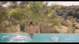 Shaved Clover Pleasures by the Pool - gratis porr på GEEZ.TUBE