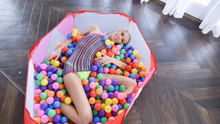 Guarda Petite Sky Pierce Bubble Bath Solo su GEEZ.TUBE - i migliori video