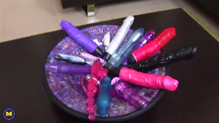 Mature Sluts Raquelle and Francsina Playing with Toys - gratis porr på GEEZ.TUBE