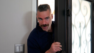 Repairman Fucks Brunette in Missionary - kostenlose Pornos auf GEEZ.TUBE
