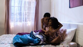 Ebony Babe Alexis Tae Dominates Scarlit in Face Sitting Scene - porno gratuito su GEEZ.TUBE
