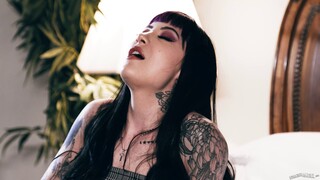 Tattooed Girl Goes Crazy in Car - Blowjob & Hardcore Fuck - 在GEEZ.TUBE上的免费色情内容