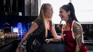 Maya Woulfe’s Fetish Play – Fingering, Squirt, and Lesbian Cheating - kostenlose Pornos auf GEEZ.TUBE