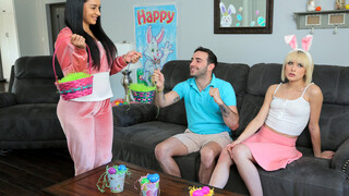 Guarda Stepfamily Fun - Jessie Saint Rides Big Cock After Egg Hunt su GEEZ.TUBE - i migliori video