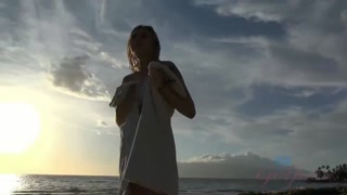 Regardez Peyton’s small tits bounce in POV beach sex sur GEEZ.TUBE - les meilleures vidéos