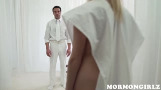 Pale Blonde Kara Washing Taboo Mormon Style - 在GEEZ.TUBE上的免费色情内容