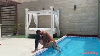 Carel and Ria: Wet Pool Fuck for Two - darmowe porno na GEEZ.TUBE