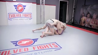 Arielle Aquinas Overpowers Cody Carter - Blonde Wrestling Fun - porn gratis di GEEZ.TUBE