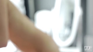 Foot Fetish Fun with Shaved Teen Parvin - porno gratuito su GEEZ.TUBE