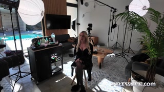 Backstage with Desperate Cougars: Vol. 2 - porno gratuit sur GEEZ.TUBE