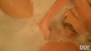 Blonde Katie T Rubs Wax on Big Tits in Steamy Solo Shower - porno gratuit sur GEEZ.TUBE