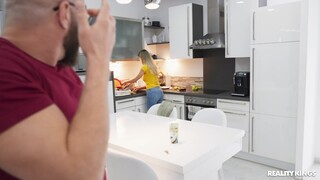 Sexy Maid Cleans and Pleasures Xander Corvus - kostenlose Pornos auf GEEZ.TUBE