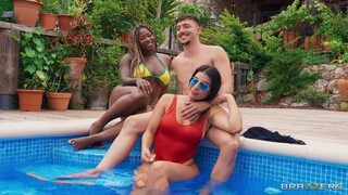 Couples Fantasies Come True in the Pool - GEEZ.TUBE에서 무료 포르노