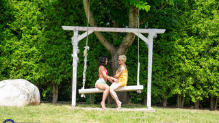 Stepmom Ameli's Big Natural Tits Lesbian Action with Lola - pornô grátis no GEEZ.TUBE