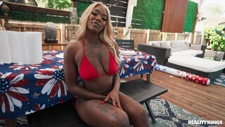 Black Cock Meets Blonde Pussy on July 4th - volné porno na GEEZ.TUBE