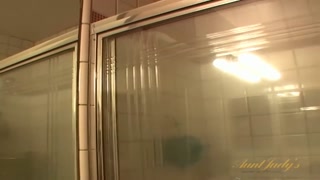 Wet Berlin fingers her muff under running water - kostenlose Pornos auf GEEZ.TUBE