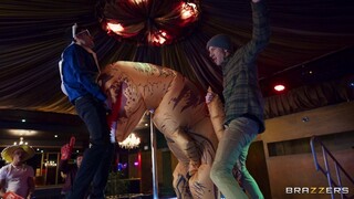 The Brunette Stripper - porn gratis di GEEZ.TUBE