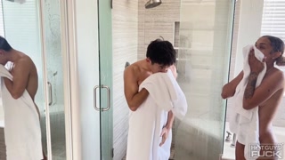 Shower Sex: Mason Akana and Sienna Harper Get Wet! - volné porno na GEEZ.TUBE
