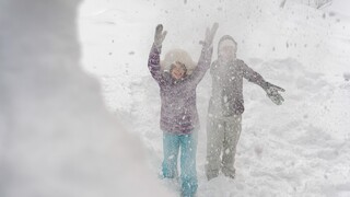 Snow Much Sex: Alia & Kate's Outdoor Escapade - pornô grátis no GEEZ.TUBE