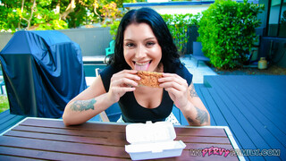 Hotdog Leads to Steamy Stepfamily Fun - 在GEEZ.TUBE上的免费色情内容