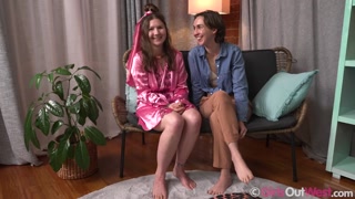 Hair-Raising Conversation with Olive G & Sophia Rose - GEEZ.TUBE에서 무료 포르노