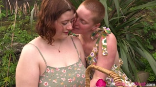 Schau Fox and Emberly's Big Tit Wet Adventure auf GEEZ.TUBE - die besten Videos