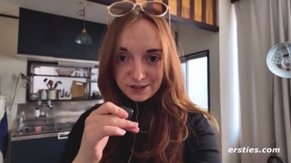 Redhead with Small Tits Draws with Cat - pornô grátis no GEEZ.TUBE