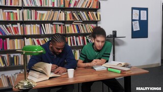 Amateur Librarian Cumshot - 在GEEZ.TUBE上的免费色情内容