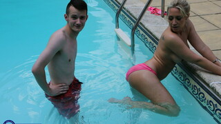 Karlie Simon's Feet Worshipped by Pool Boy - porn percuma di GEEZ.TUBE