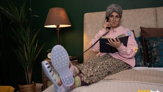 Sexy Granny in Socks and Glasses - porn percuma di GEEZ.TUBE