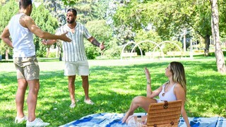 Obejrzyj Rebecca Volpetti Takes a Break from Picnics for DP Action na GEEZ.TUBE - najlepsze filmy