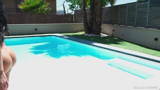 Stepmom's Big Ass and Tits in Pool - GEEZ.TUBE에서 무료 포르노