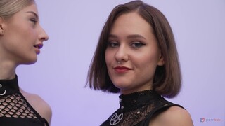 Big Cock Threesome with Sasha, Ally, and Friends - pornô grátis no GEEZ.TUBE