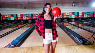Flashing at the Bowling Alley - free porn on GEEZ.TUBE