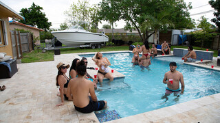 Sean Lawless Pounds Multiple Babes Poolside - pornografie gratuită pe GEEZ.TUBE