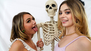 Halloween Step Fantasy: Mia Kay and Molly Little - porn percuma di GEEZ.TUBE